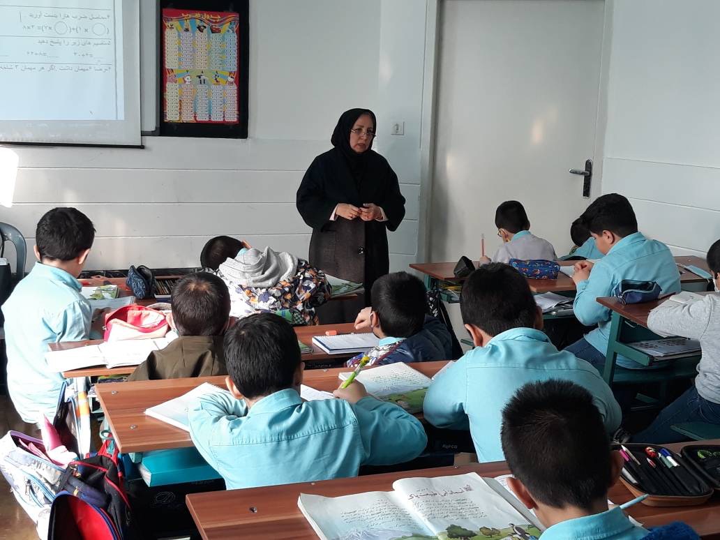 اعزام مشاوران و روانشناسان مرکز نوآوری ، استعدادیابی و توانمندسازی پرگار به مدارس و سرای محلات سطح منطقه برای ارائه مشاوره